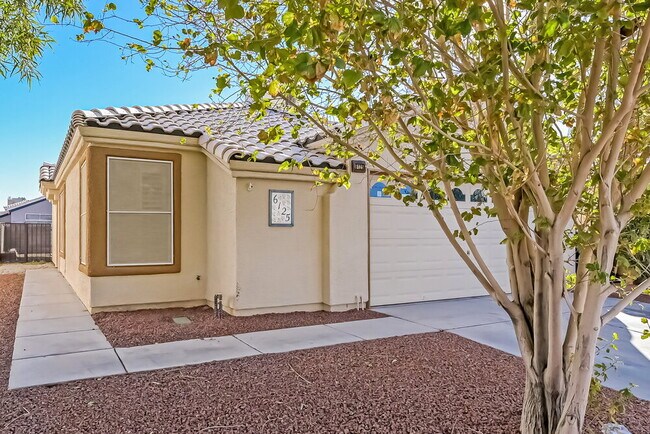 Foto del edificio - 6125 Wild Berry Dr