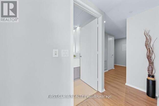 Photo du bâtiment - 1 Bloor St E