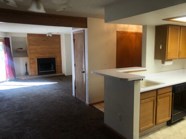 Building Photo - 1 Bedroom Apartment with Mountain View Ava...