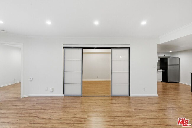 Foto del edificio - 5009 Woodman Ave