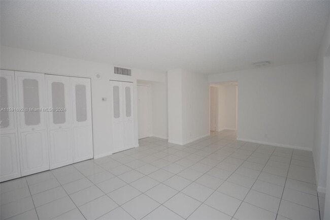 Building Photo - 17021 N Bay Rd
