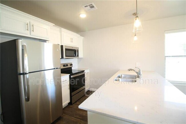 Building Photo - 402 Vail Cir
