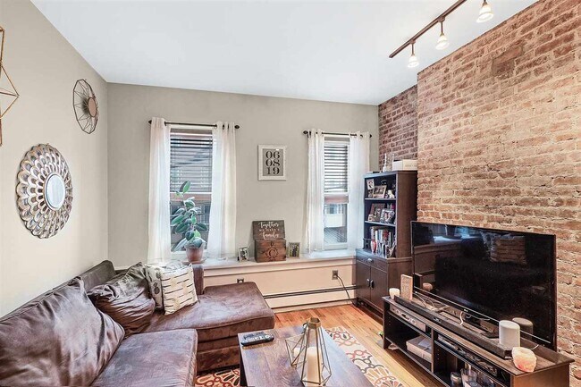 Foto del edificio - 719 Adams St