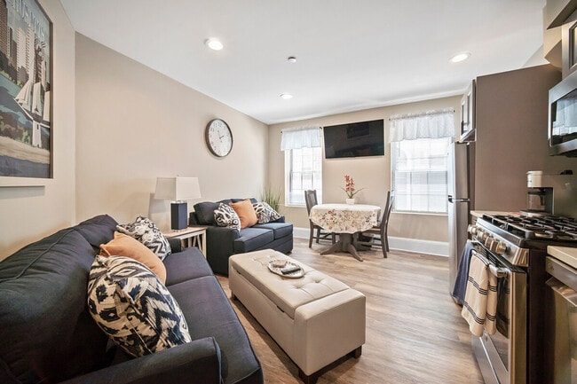 Building Photo - 472 Commercial St