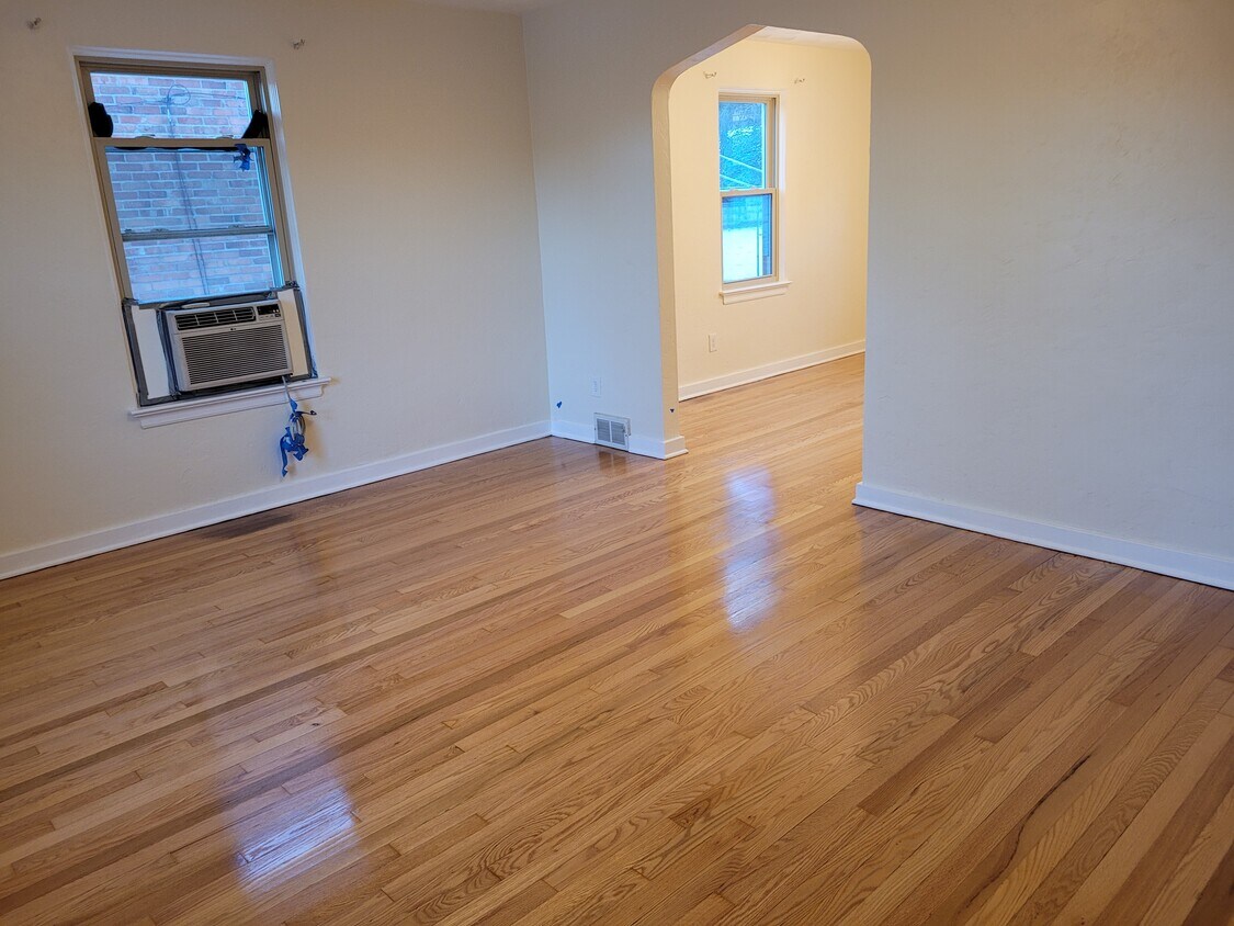 living room - 470 Serpentine Dr