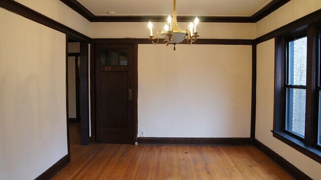 Building Photo - 2428 N Sawyer Ave