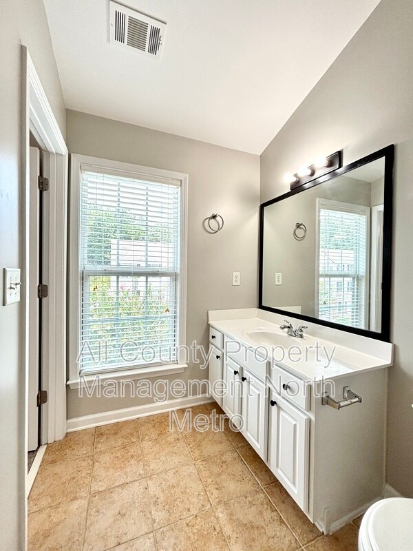 Foto del edificio - 1033 Thornborough Dr