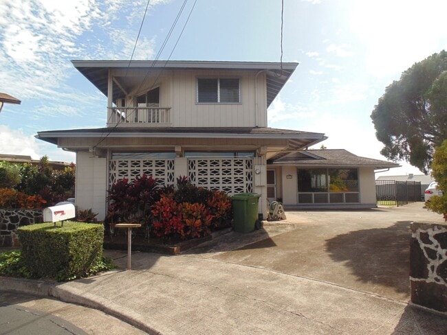Building Photo - Large partly furnished house in Pearl City...