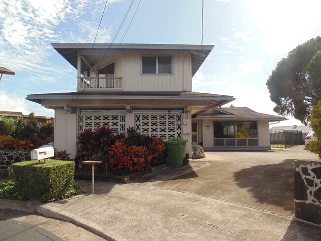 Foto del edificio - Large partly furnished house in Pearl City...
