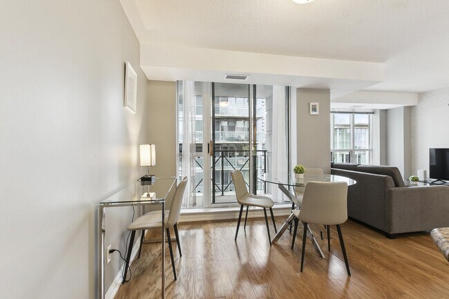 Building Photo - 136 Simcoe St