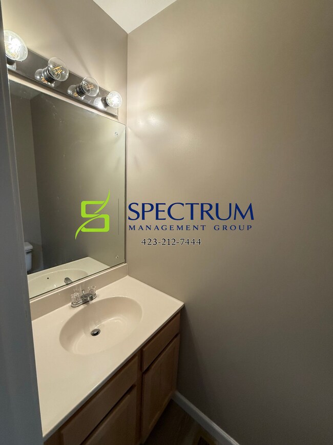 Foto del edificio - 2 Bedroom 1.5 Bath duplex with basement garage.