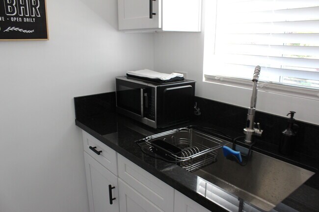 Foto del edificio - 6623 Enfield Ave