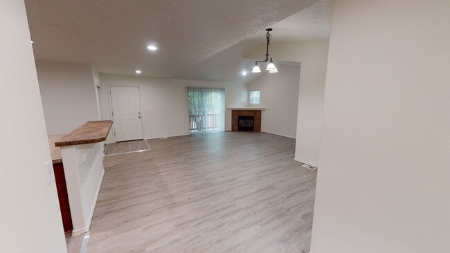 Building Photo - Two Level End Town Home  in Cascadia Villa...
