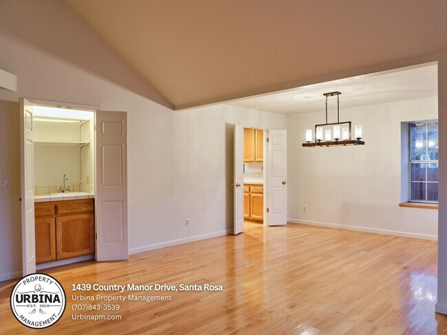 Foto del edificio - Spacious 4-Bedroom Home with Modern Upgrad...