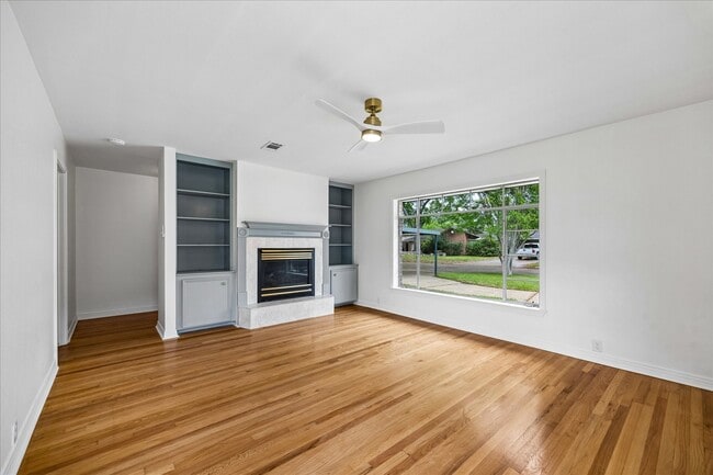 Foto del edificio - 2203 Bron Holly Dr