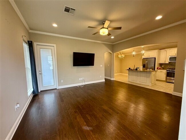 Foto del edificio - For Lease in Gated Cypress Place! Like-New...