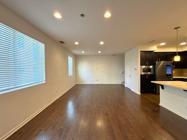 Building Photo - Appealing 3-bedroom, 2.5-bathroom home loc...