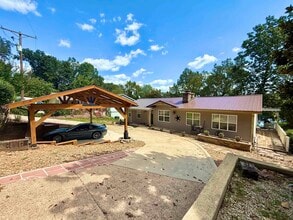 Building Photo - 129 W Lakeshore Dr