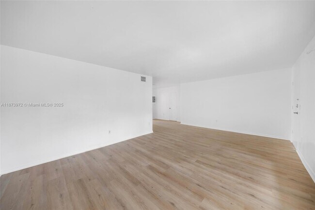 Foto del edificio - 10001 W Bay Harbor Dr