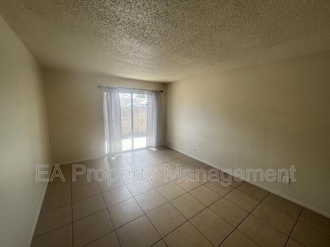 Foto del edificio - 545 Palomas Dr SE