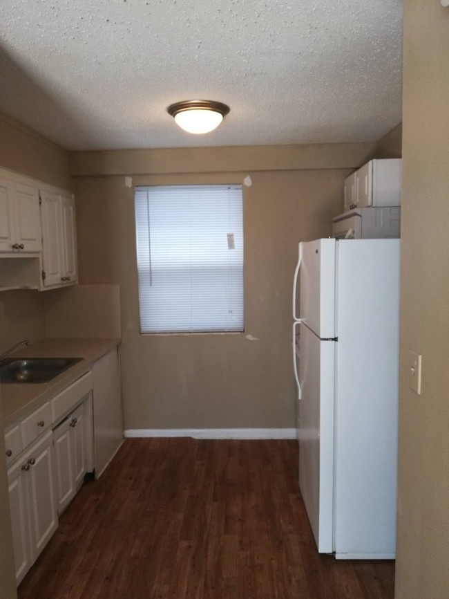 Building Photo - 1110 Caliente Dr