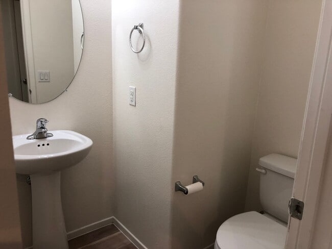 Foto del edificio - LARGE 4 BEDROOM, 2.5 BATH 2 STORY IN GATED...