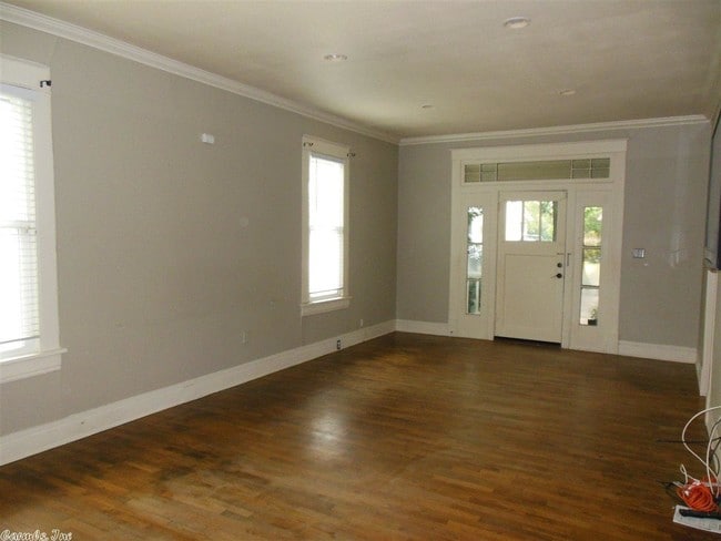 Building Photo - 112 N Palm St