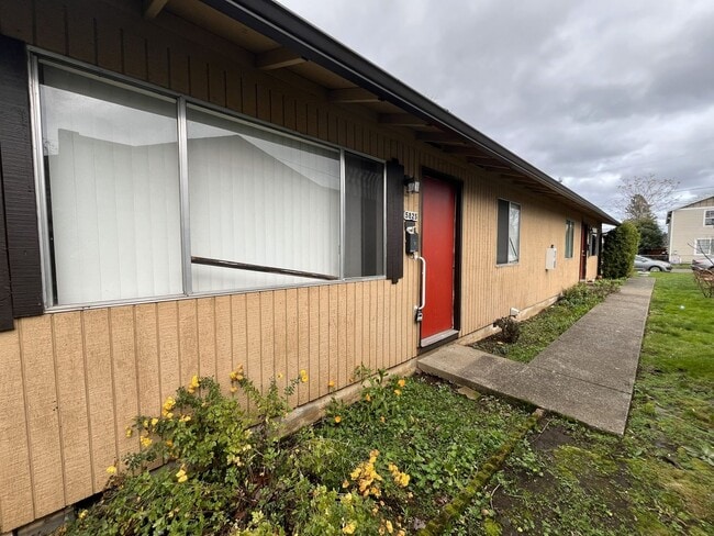 Building Photo - CCO867