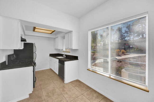 Building Photo - Indian Wells Community! 2/2 Close to the p...