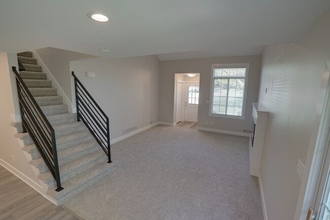 Building Photo - BEAUTIFUL End Townhome with Green Space!