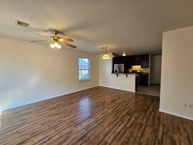 Foto del edificio - (3) Bed (2) Bath in Noble Avail NOW!