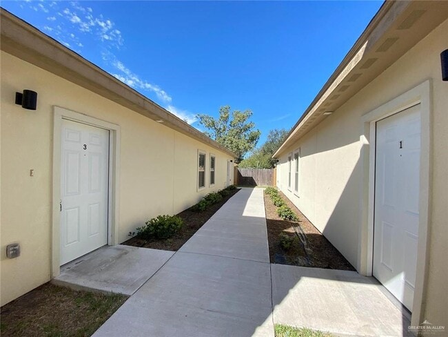 Building Photo - 2115 Garden Ridge Dr