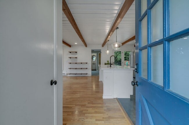 Building Photo - Charming and Cozy 2-Bedroom Home in Steila...