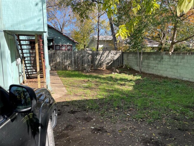 Foto del edificio - 1809 W 38th St