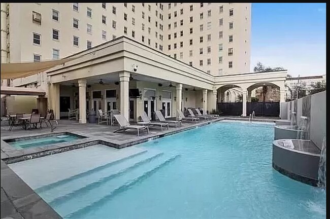 Piscina y jacuzzi - 1205 Saint Charles Ave