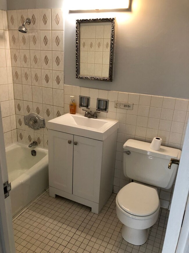 Building Photo - 2 Bedroom 2 Bath Newly Remodeled Unit. Hea...