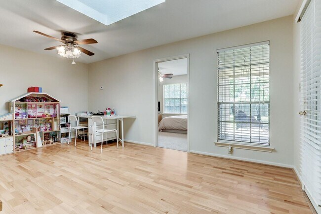 Foto del edificio - Spacious home on 1/3 of an acre w/ BONUS F...