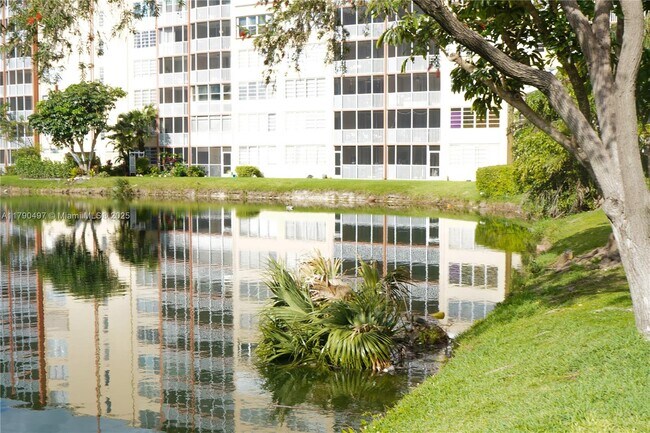 Foto del edificio - 1770 NE 191st St