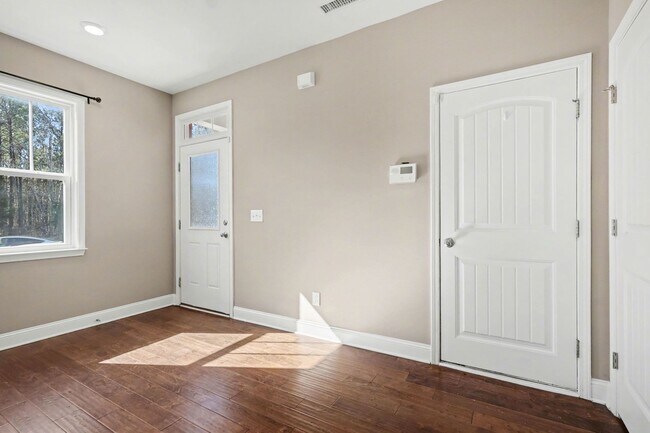 Foto del edificio - Beautiful 4-Bedroom End-Unit Townhome in West Cary | Open Floor Plan | Prime Location