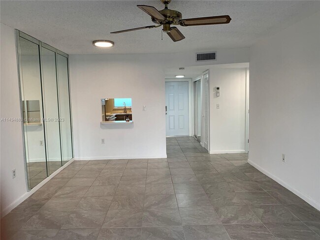 Foto del edificio - 8285 Sunrise Lakes Blvd