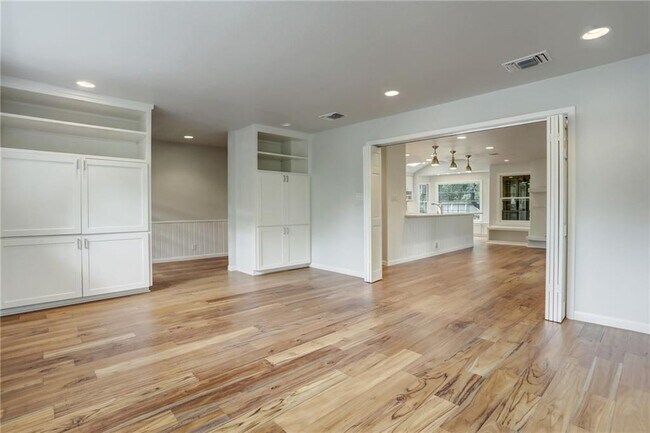 Building Photo - 2303 Fortune Dr