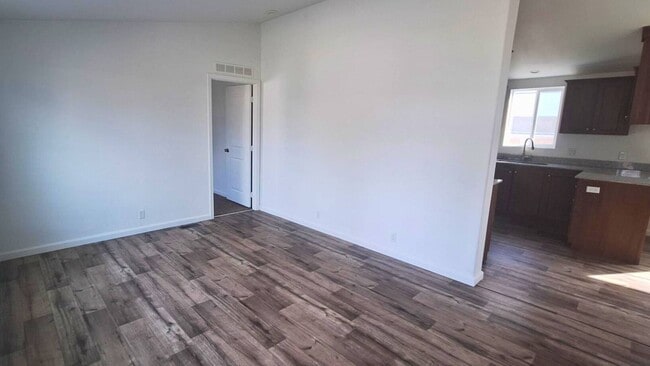 Foto del edificio - 543 N Lamb Blvd