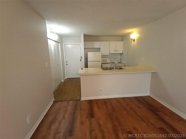 Building Photo - 2771 Riverside Dr