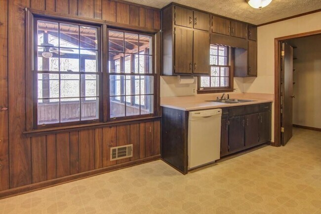 Building Photo - 450 Forest Rd