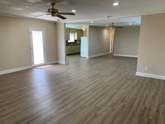 Foto del edificio - Updated home coming soon, all utilities in...
