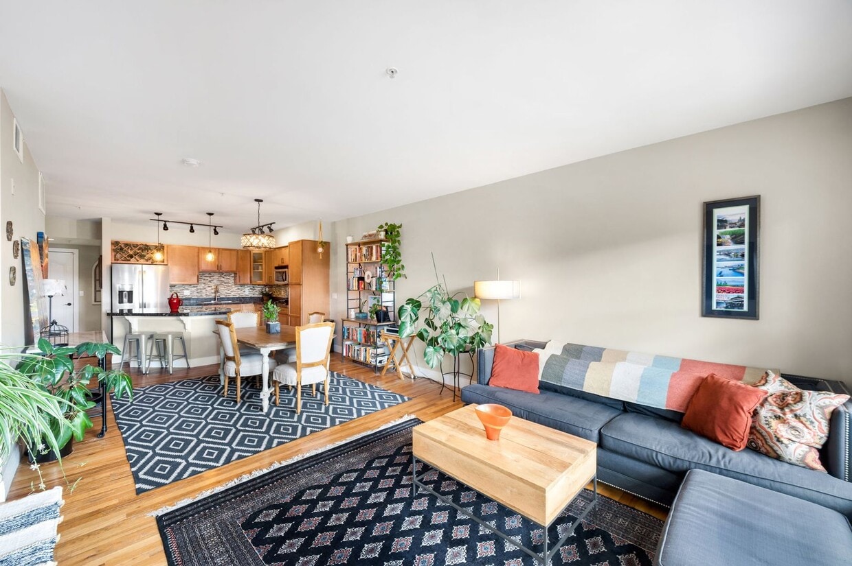 1BD Jefferson Park Condo with Office and Parking Spot - 1BD Jefferson Park Condo with Office and Parking Spot