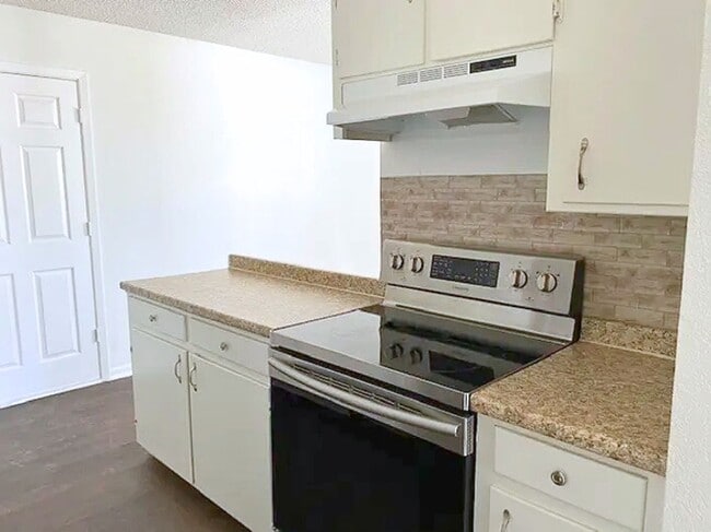 Foto del edificio - NOW AVAILABLE!!