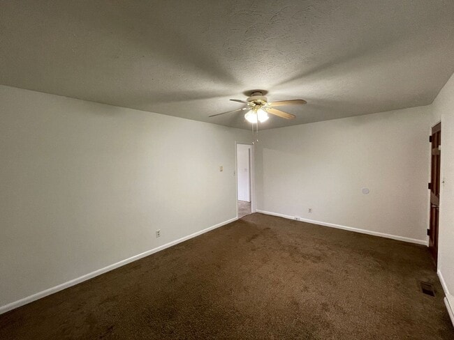 Building Photo - 3 bedroom 1 bath house available.  Pet fri...
