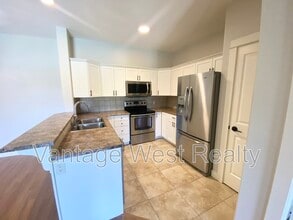 Building Photo - 2551-2551 Shoreline Dr
