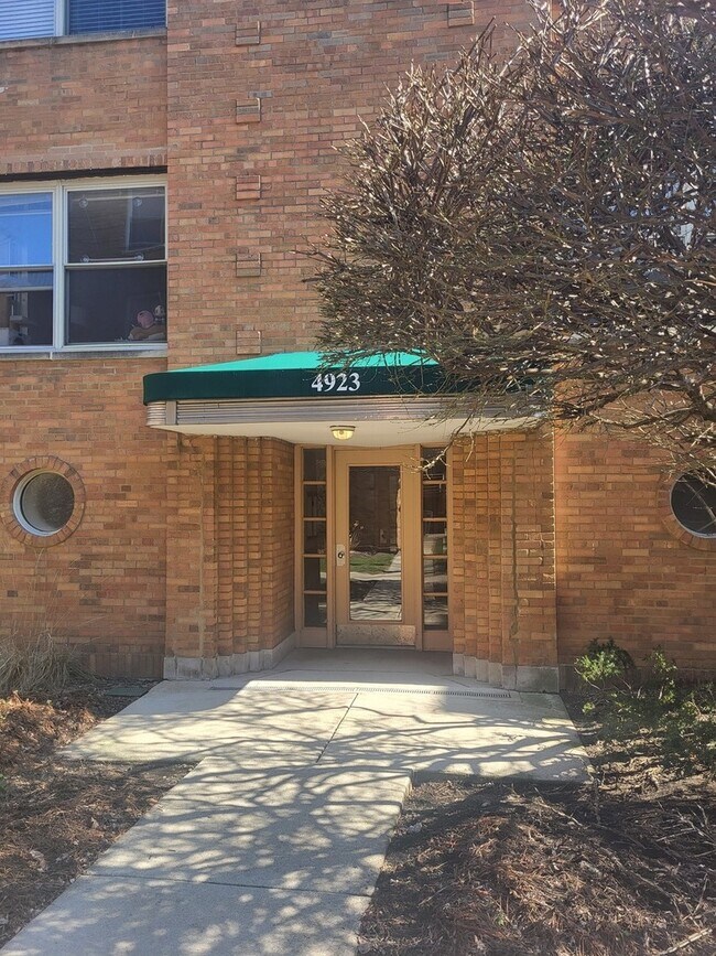 Building Photo - 4923 N Wolcott Ave